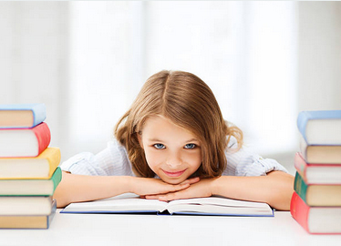 Mädchen liest motiviert zwischen Büchern